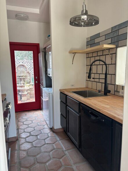 Building Photo - 1802 N Raymond Ave