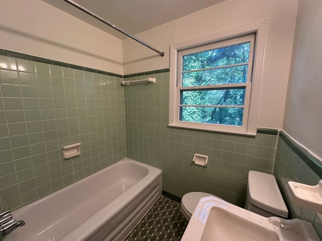 Building Photo - 1604 McCall Dr