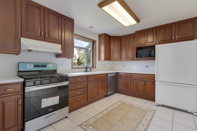 Building Photo - 616 Blue Spruce Ln