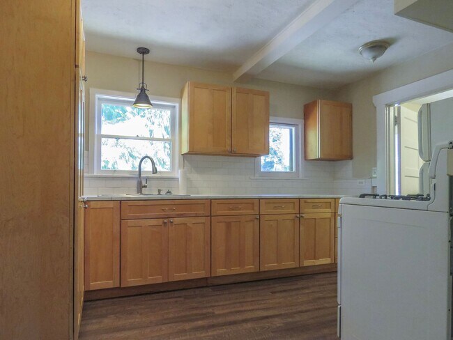 Building Photo - 2 Bedroom Cottage with in walking distance...