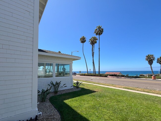 Building Photo - 1920's Charm with Ocean and Pier Views!!