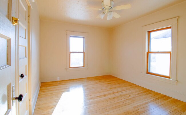 Building Photo - 418 W Irving Ave
