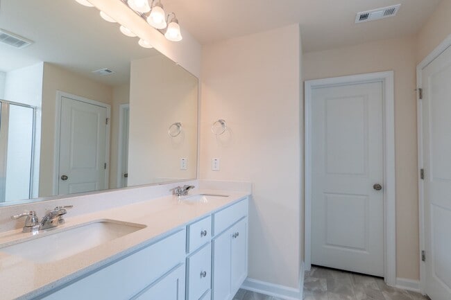 Building Photo - Comfortable home in a great area!