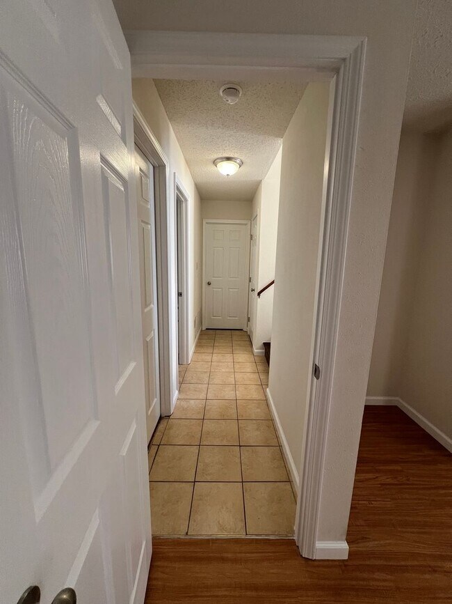 Building Photo - 4 bed 1.5 bath home close to I-44