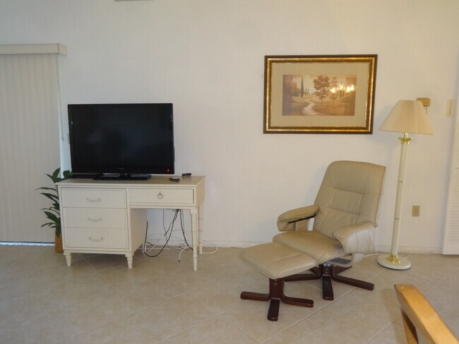 Building Photo - 1211 Capri Isles Blvd