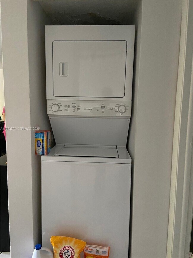 Building Photo - 8275 SW 152nd Ave