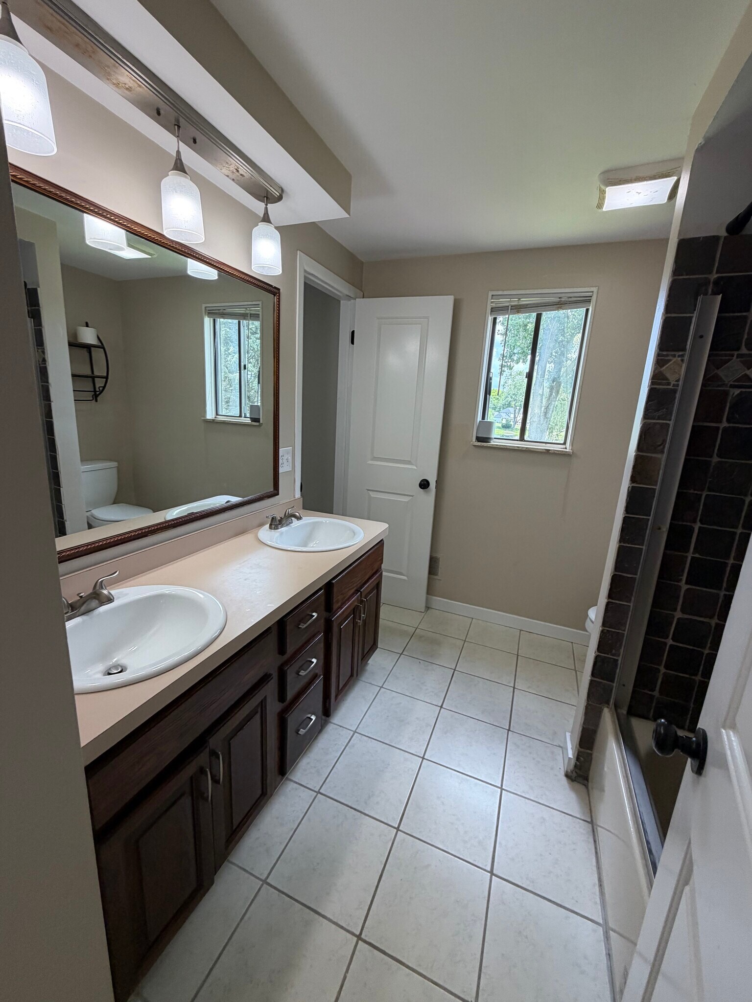 Building Photo - 4544 Hillview Shr