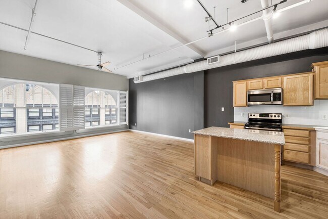 Building Photo - Spacious 1BD, 1BA Downtown Condo with Parking Spot