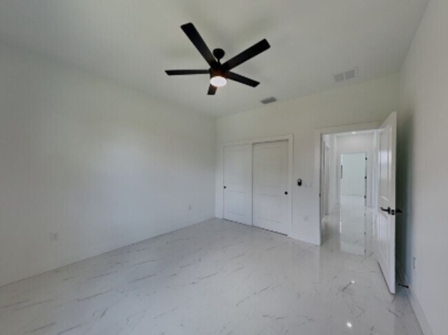 Building Photo - 2309 NE 39th St