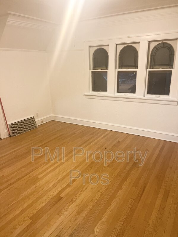 Building Photo - 4635 W Fond du Lac Ave