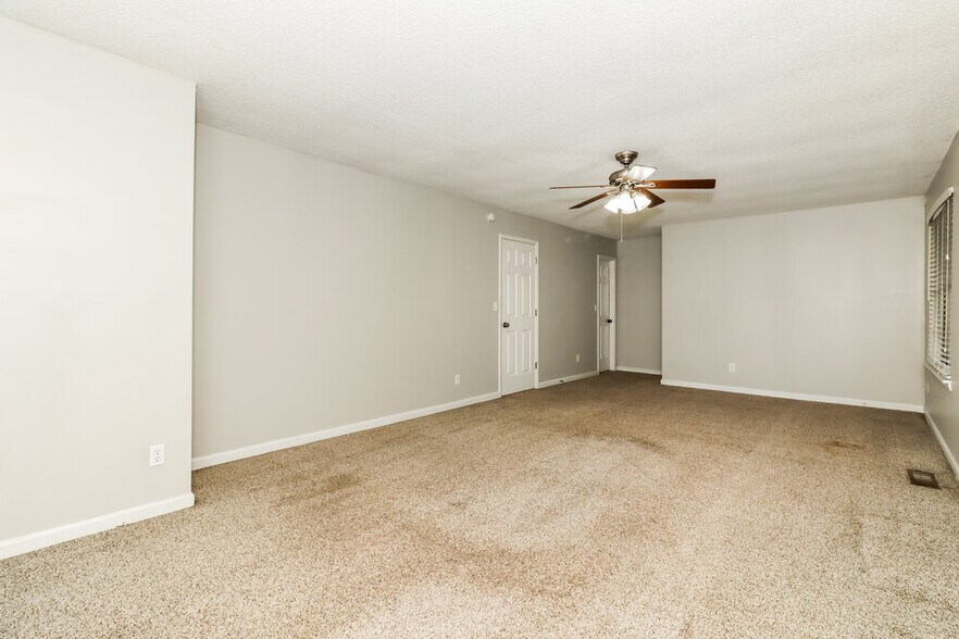 Building Photo - 2521 Country Lake Cir