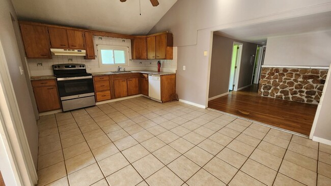 Building Photo - 3 bedroom 1 bathroom