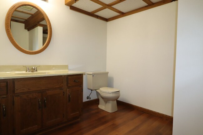 Building Photo - Stunning 4 Bedroom Home with Pond Access