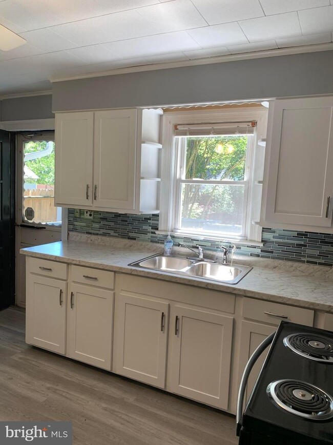 Building Photo - 1009 Tyler Ave