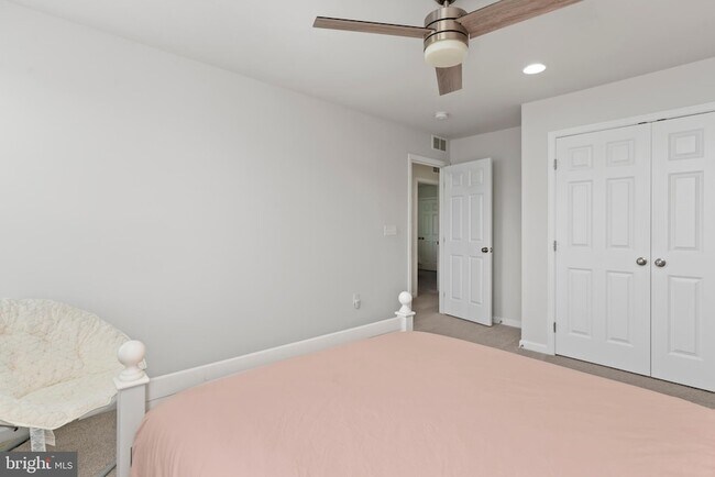 Building Photo - 48 Meadow Creek Ln