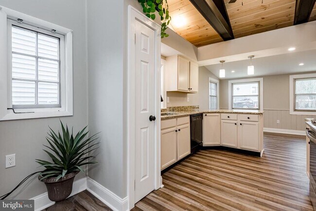 Building Photo - 21 Elm Rd