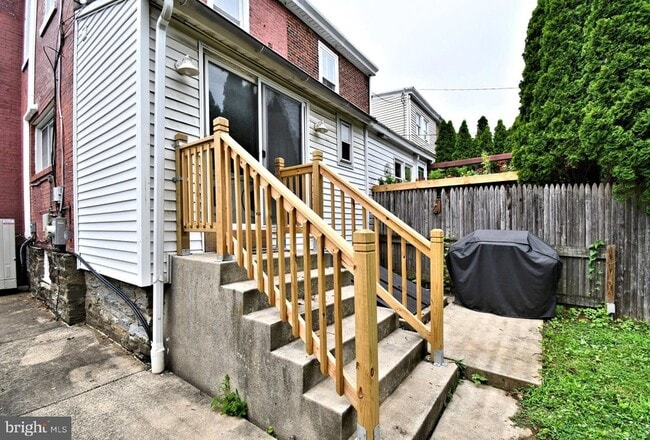 Building Photo - 242 E 8th Ave