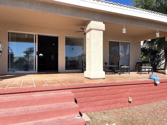 Building Photo - 3 bedroom 2 Bath Lakefront home in the des...