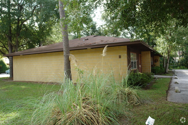 Building Photo - Millhopper Pines
