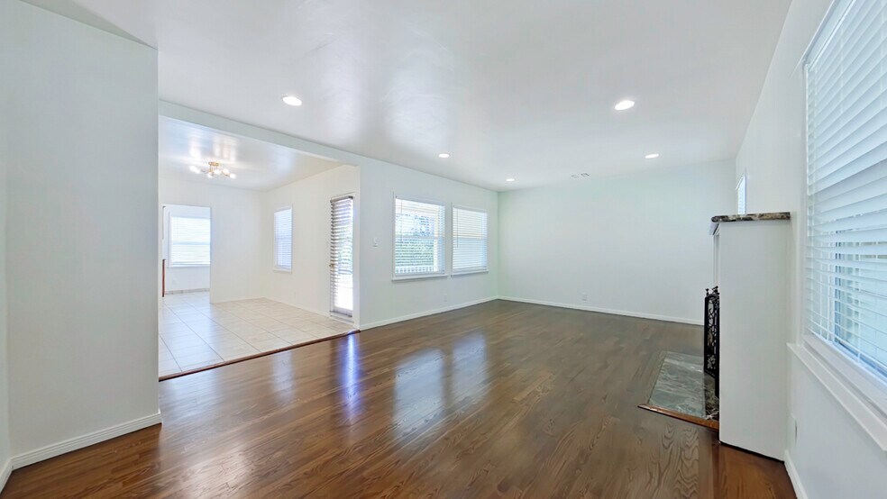 Building Photo - 3250 Las Lunas St