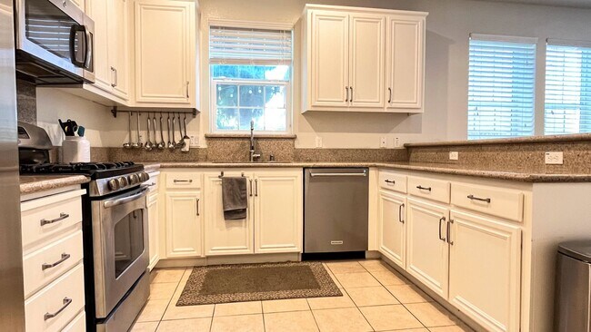 Building Photo - 3BD/2.5BA - Modern 3-Bed Home with Privacy & Amenities: Near Schools, Parks & Shopping!