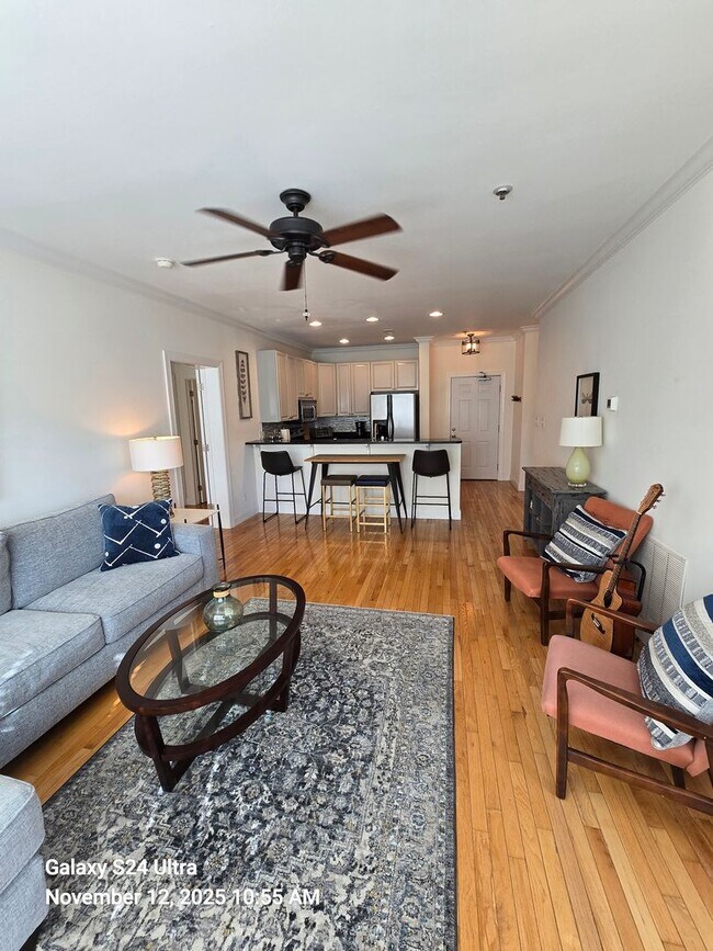 Building Photo - Luxurious Furnished Downtown Condo - 6-18 Month Lease Available!