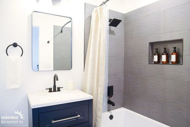 Building Photo - Remodeled 2Bdm 2Ba Unfurnished Downstairs Unit Located in the Heart of San Diego’s Vibrant Old To...