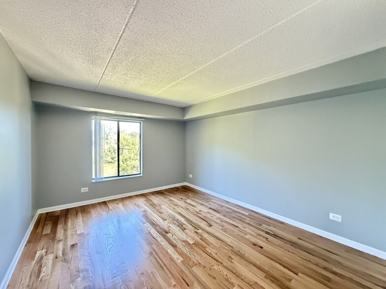 Building Photo - 525 N Quentin Rd