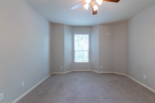 Building Photo - 6607 Lake Woodlands Dr