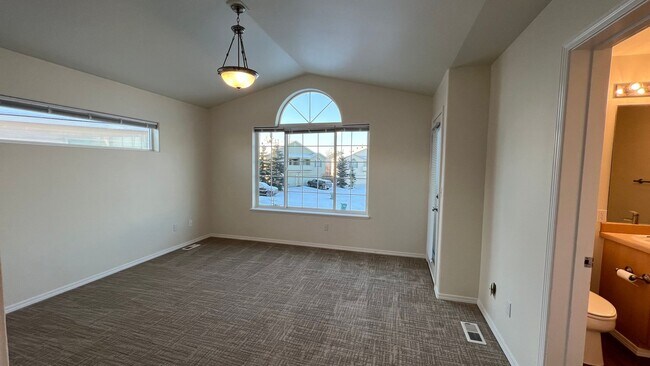 Building Photo - 3 Bed, 2.5 Bath - Beautiful Mountain Views - Close to JBER!