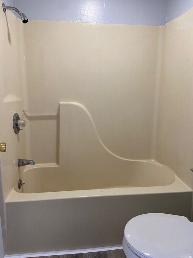 Building Photo - Studio Apartment in Hollister