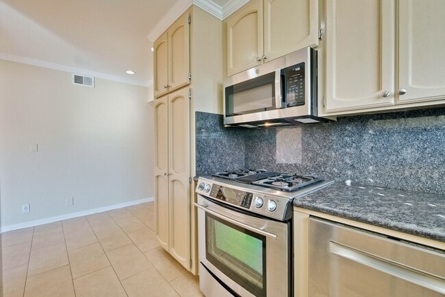 Building Photo - Stylish San Jose Home and Private Yard