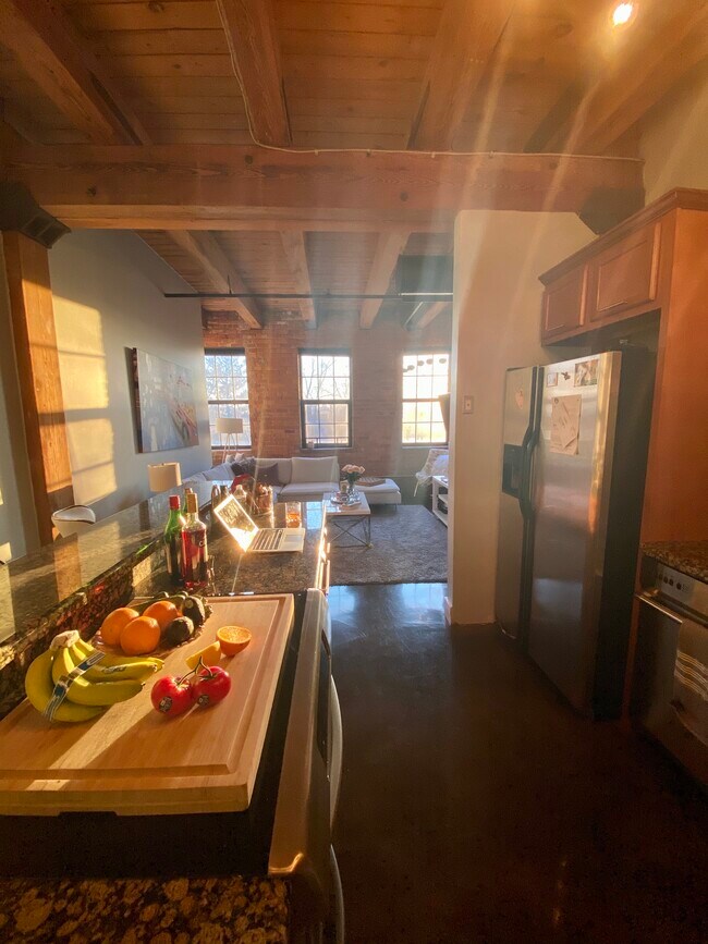 Building Photo - 6533 E Jefferson Ave