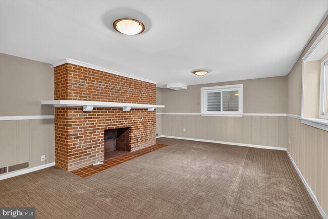 Building Photo - 7215 Rollingwood Dr