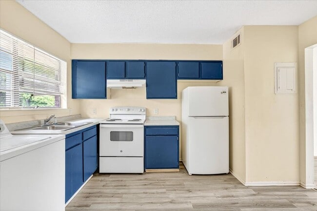 Building Photo - 2-Bedroom Apartment in Convenient Savannah Location