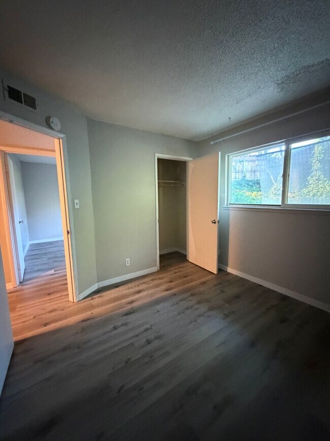 Building Photo - 3 bedroom 1 bath duplex