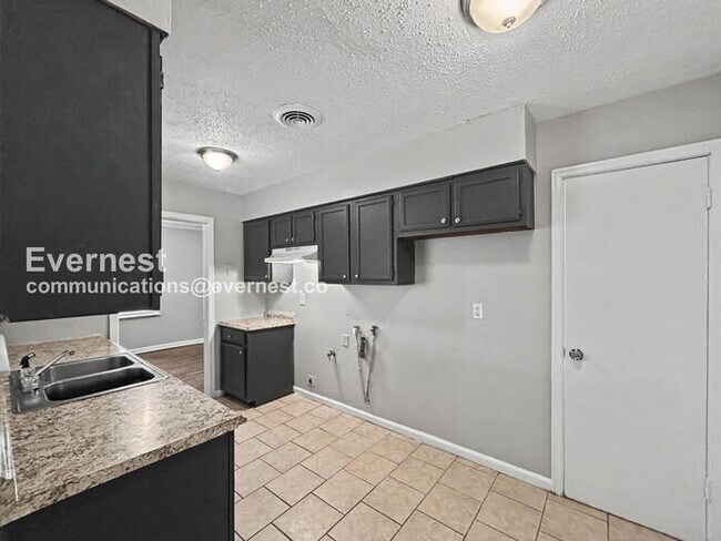 Building Photo - 2 Bed/1 Bath Home with Fenced Yard & Carport / 2 Small Pets Allowed / Vouchers Accepted / Availab...