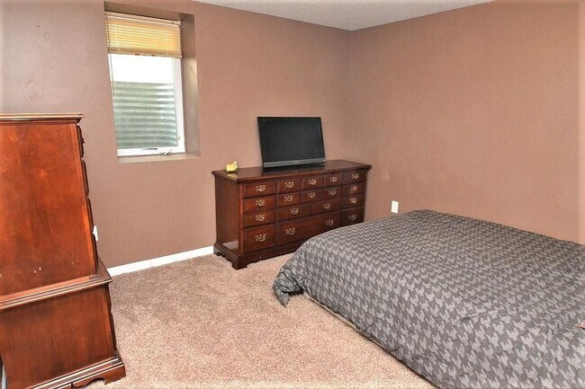 Building Photo - Well-Located Home in Robbinsdale