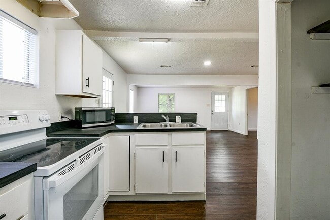 Building Photo - 24204 Linda Ln