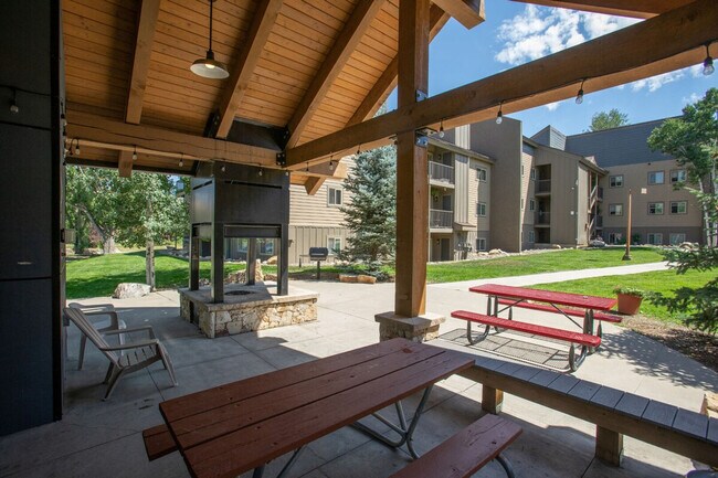 Building Photo - 2875 Village Dr