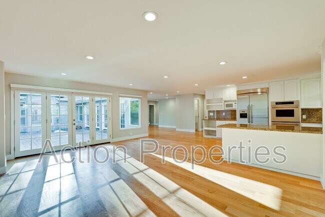 Building Photo - 261 Langton Ave
