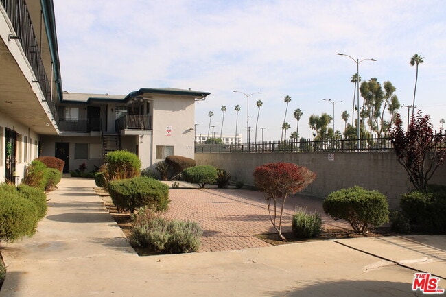 Building Photo - 1026 S Flower St