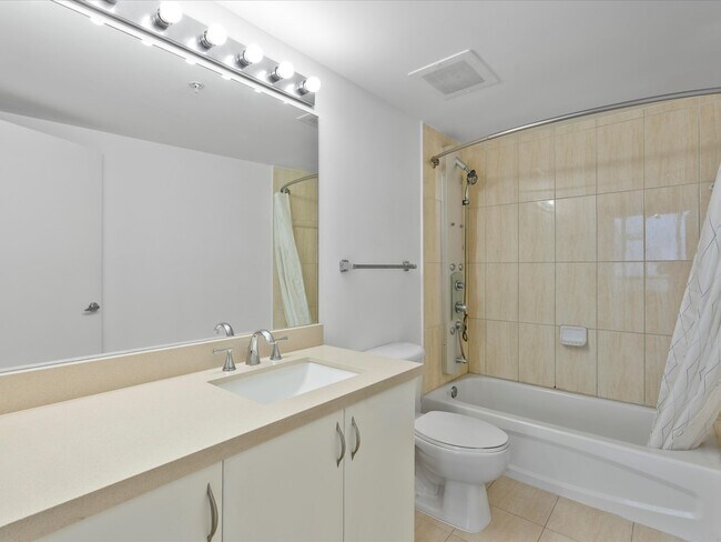 Building Photo - 1750 N Bayshore Dr