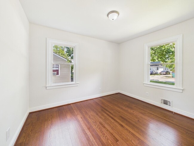 Building Photo - 955 Barlen Dr