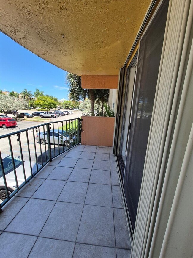 Building Photo - 9320 Fontainebleau Blvd