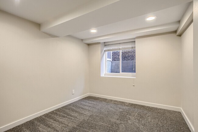 Building Photo - Charming 1Bed/1Bath Daylight Basement in Desirable Wallingford Triplex!
