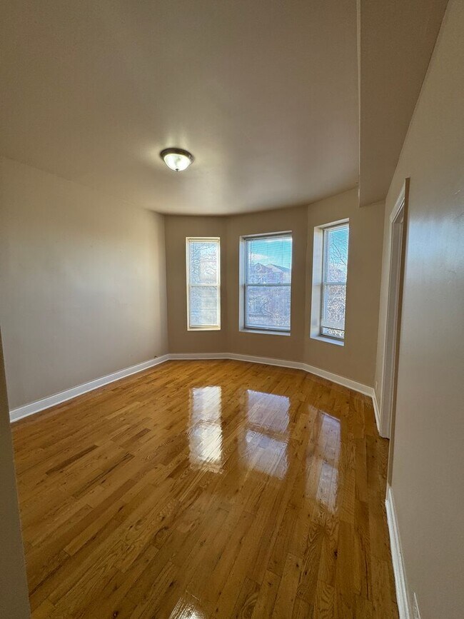 Building Photo - 6507 S Ingleside Ave