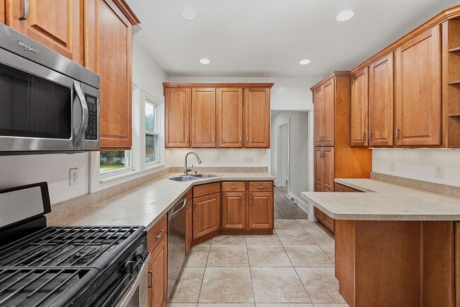 Building Photo - CHEVIOT: Charming 4 bed 2.5 bath 1 car detached garage