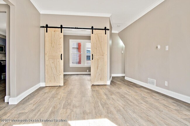 Building Photo - 907 Bond St