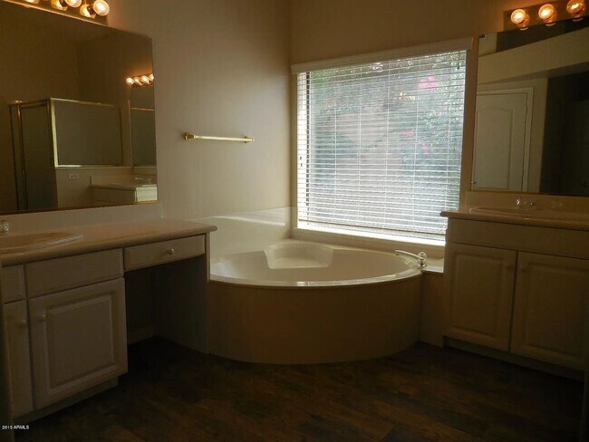 Building Photo - 4189 E Rancho Caliente Dr